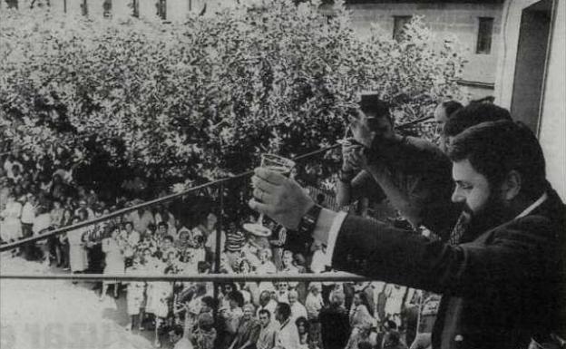 Durán brindó con una copa de vino de la tierra desde el balcón del Ayuntamiento de Elciego tras pronunciar su pregón.