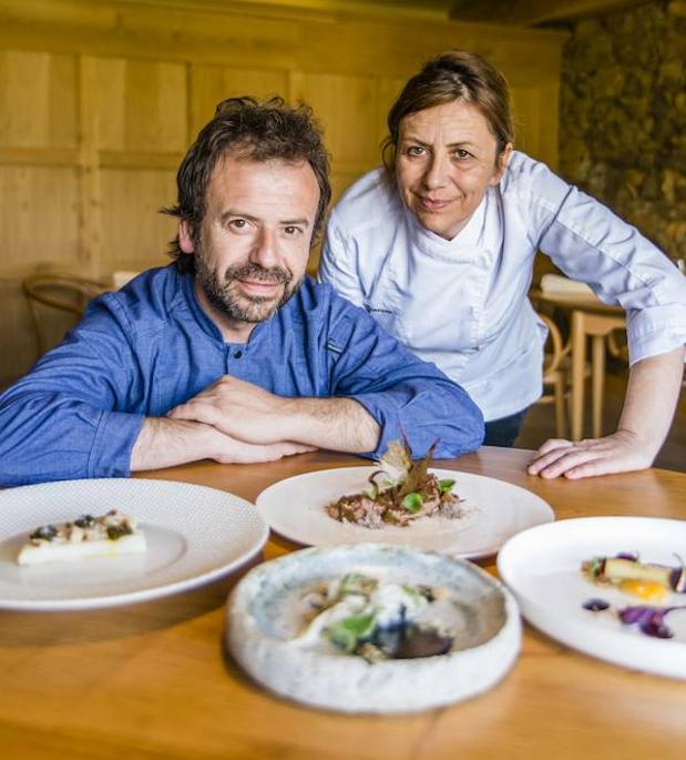 Los hermanos Nacho y Esther Manzano. Él luce dos estrellas Michelin en Casa Marcial; ella, una en La Salgar.