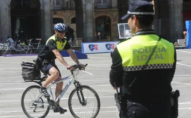 Un policía local patrulla en bicicleta por las calles de Vitoria.