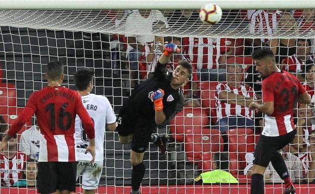 Unai Simón realiza una parada en el partido ante el Huesca.