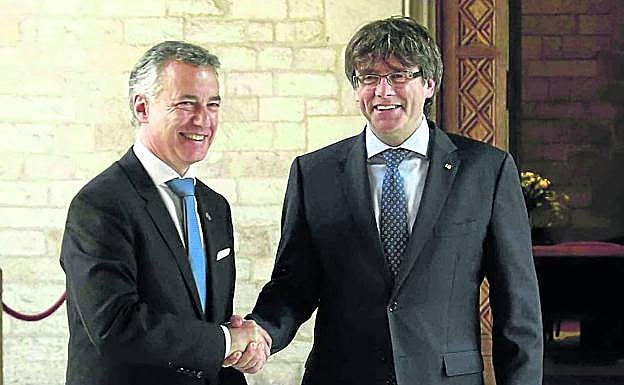 El lehendakari Urkullu y el expresident Puigdemont en la reunión que mantuvieron en Barcelona en junio de 2017 .