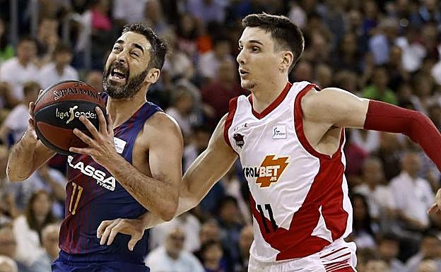 Janning intenta frenar a Navarro.