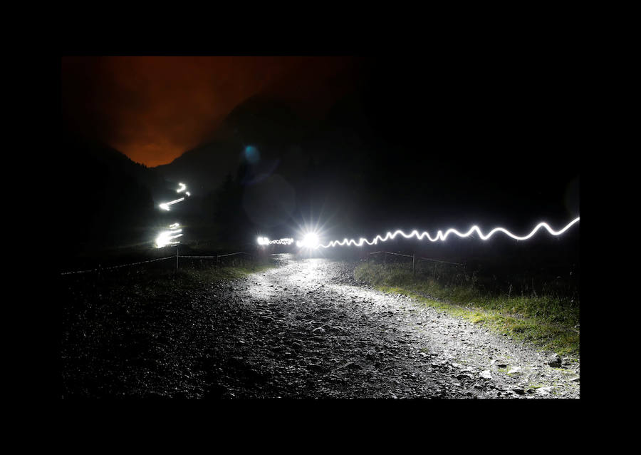 El ultramaratón de 170 kilómetros cruza Los Alpes y atraviesa Francia, Italia y Suiza. Los participantes corren en condiciones climáticas extremas de frío, lluvia y viento lo que la convierten en una de las carreras más espectaculares.