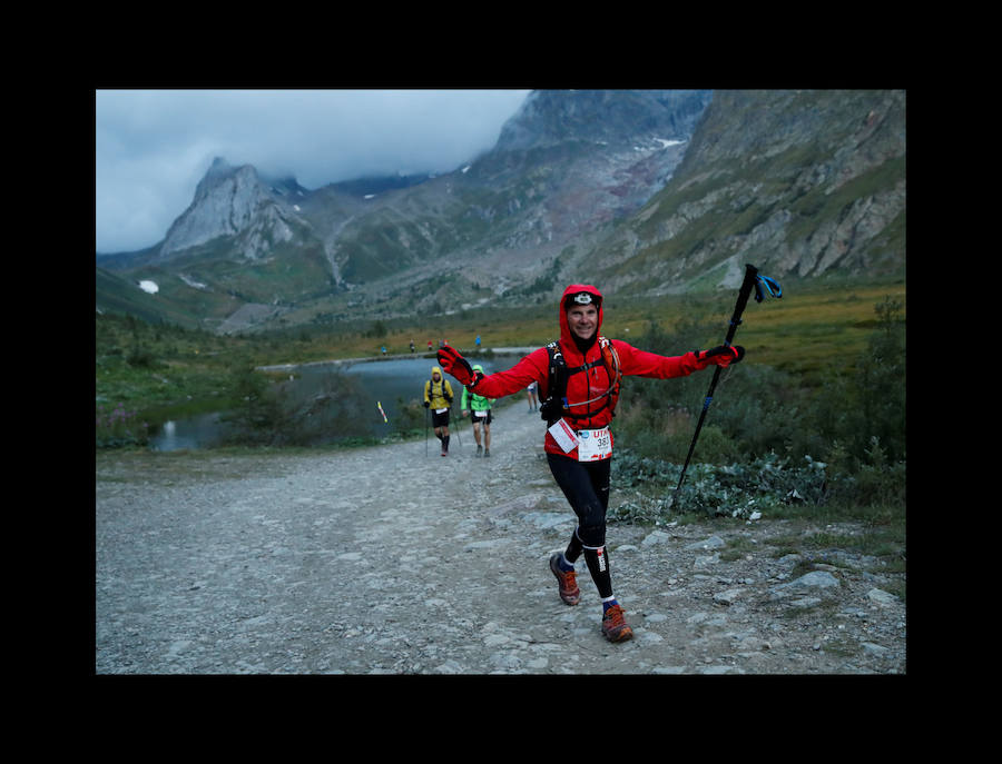 El ultramaratón de 170 kilómetros cruza Los Alpes y atraviesa Francia, Italia y Suiza. Los participantes corren en condiciones climáticas extremas de frío, lluvia y viento lo que la convierten en una de las carreras más espectaculares.