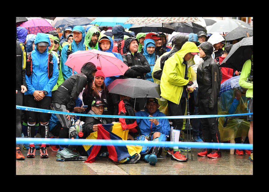 El ultramaratón de 170 kilómetros cruza Los Alpes y atraviesa Francia, Italia y Suiza. Los participantes corren en condiciones climáticas extremas de frío, lluvia y viento lo que la convierten en una de las carreras más espectaculares.