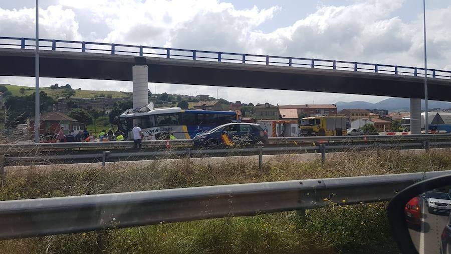 Varios muertos y decenas de heridos tras chocar un autobús contra un pilar de hormingón