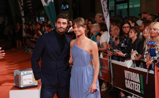 Michelle Jenner y Álex García, protagonistas de la nueva serie de RTVE, posan en la alfombra naranja de Vitoria. 