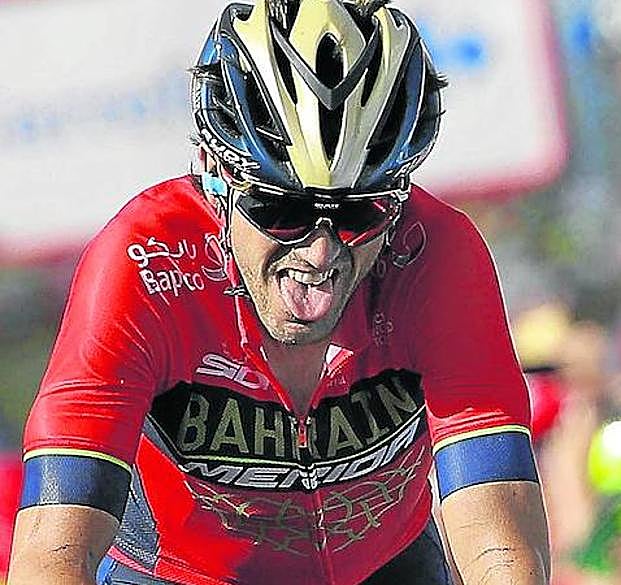 Izagirre llega a la meta de la Covatilla desfondado. 