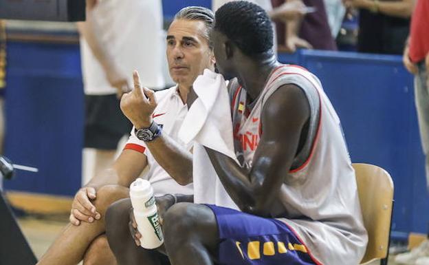 Scariolo charla con Ilimane en un entrenamiento de la selección española el pasado año. 