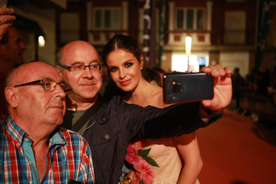 Andrea Duro, con dos seguidores en la alfombra naranja. 