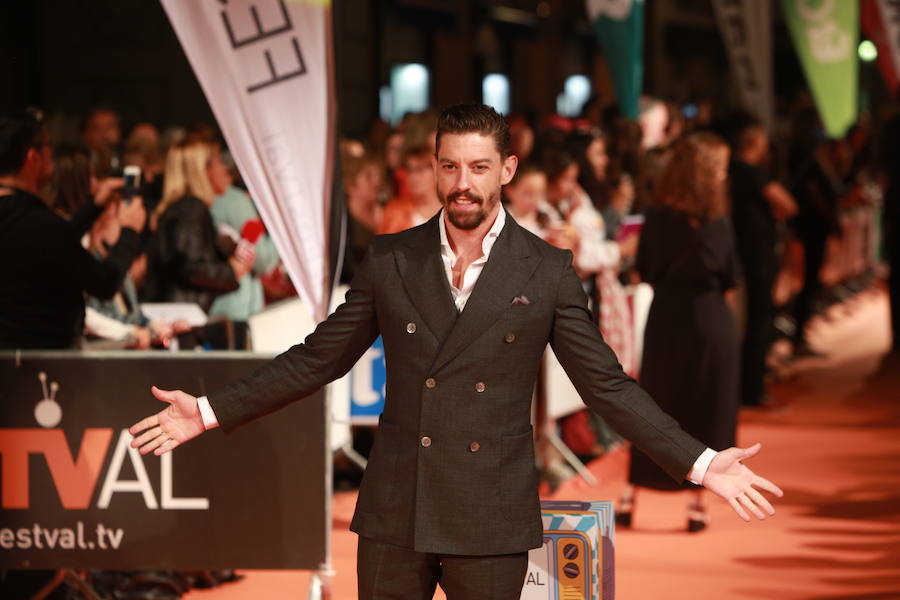 Adrián Lastra posa antes de entrar al Teatro Principal. 