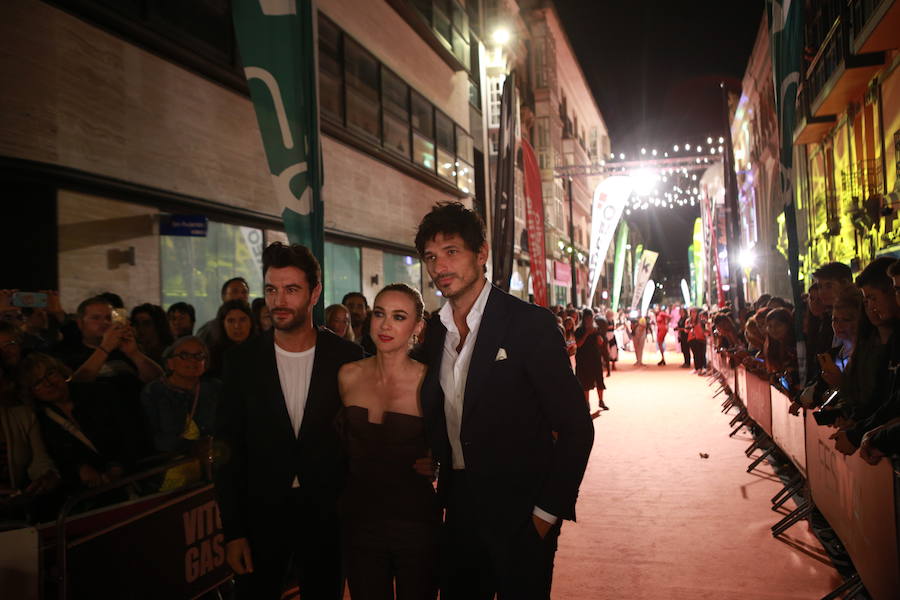 Javier Rey, Marta Hazas y Andrés Velencoso posan en la calle San Prudencio de Vtoria antes del estreno de la nueva temporada de 'Velvet Colección'. 