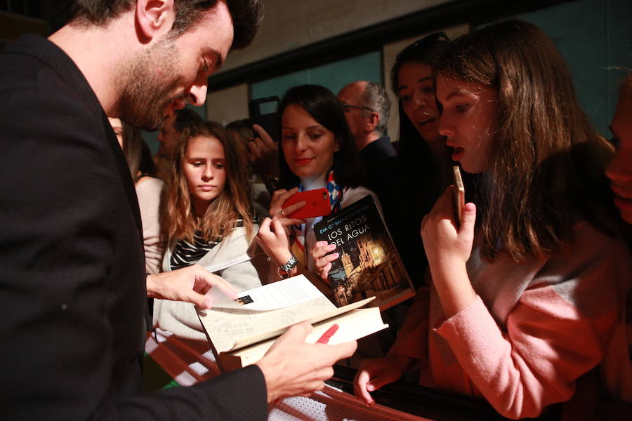 Javier Rey firma varios ejemplares de 'El silencio de la ciudad blanca'.