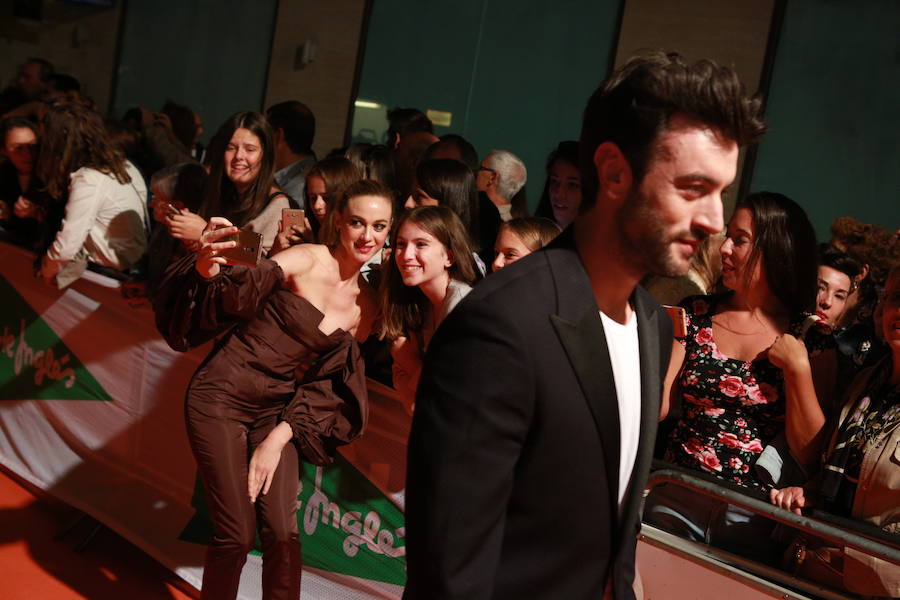 Marta Hazas se saca fotos con los fans. Cerca de ella, Javier Rey.