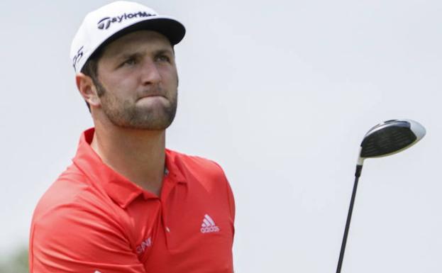 Jon Rahm sigue el vuelo de la bola tras golpearla con la madera 3.