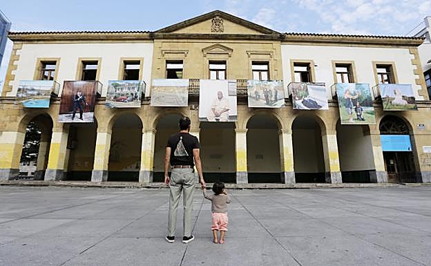 La temática de carácter político proporciona numerosos argumentos. El festival analiza el genocidio armenio o la descolonización de Guinea Ecuatorial. Interpreta crisis del siglo XXI, desde el drama sirio al inquietante problema de las 'fake news' o noticias falsas. La exposición, de gran formato y situada en la Plaza San Nicolás, también ejemplifica la habitual intención del encuentro por interpelar al espectador en el espacio público. 