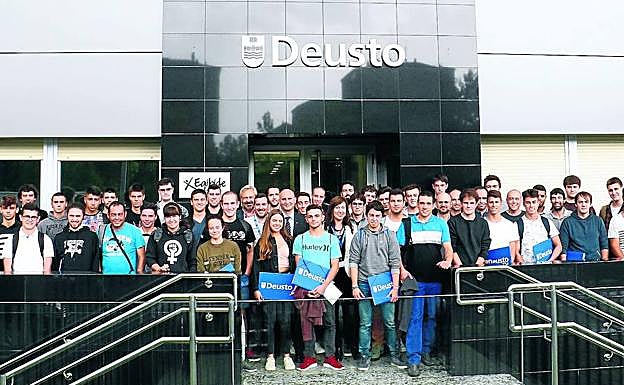 La primera promoción del novedoso grado de Industria Digital con la que inicia Deusto su andadura en Vitoria, de la mano de Egibide. 