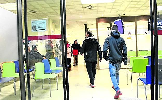 Varios desempleados acceden a una oficina de Lanbide.