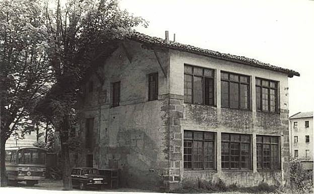 Edificio que acogió la escuela hasta 1972. 