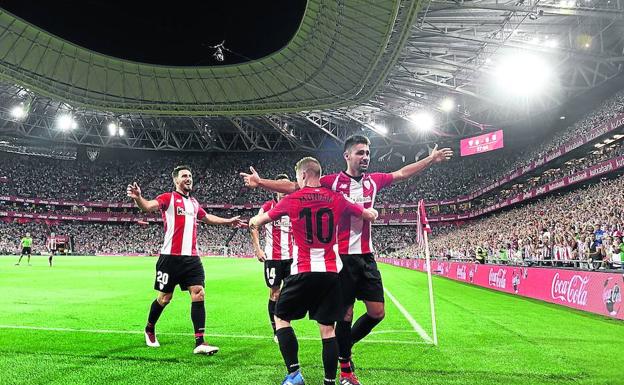 Muniain abraza al debutante y goleador Nolaskoain, quien se estrenó ante el Leganés y encima lo hizo con un tanto