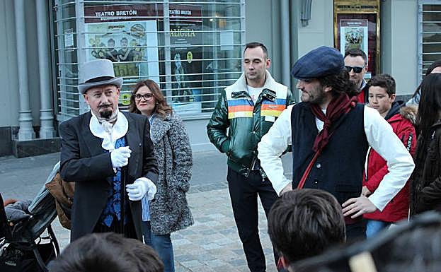 Don Fernando, elegantemente ataviado, ilustra a los visitantes acerca de anécdotas ty detalles curiosos de Logroño. 