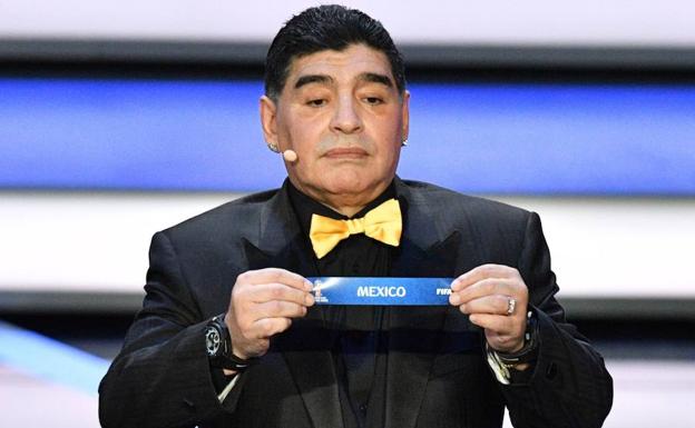 Maradona muestra el nombre de México durante el sorteo del último Mundial. 
