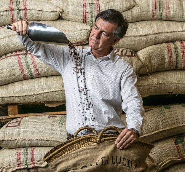 Chema Medrano, director comercial de La Brasileña, examina el café llegado a la planta en Vitoria.
