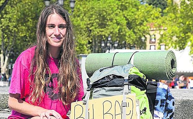 Marta, con su mochila, en las escaleras del teatro Arriaga de Bilbao. 