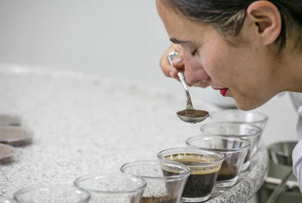 Una técnico de laboratorio cata cafés en Fortaleza.