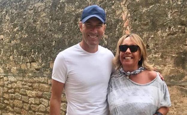 Zinedine Zidane posa con una mujer, ataviada con el pañuelo de fiestas, en un rincón de la localidad alavesa de Elciego.