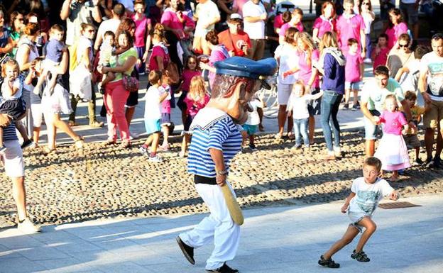 Los cabezudos asustaron a niños y divirtieron a jóvenes y mayores en el inicio de las fiestas.