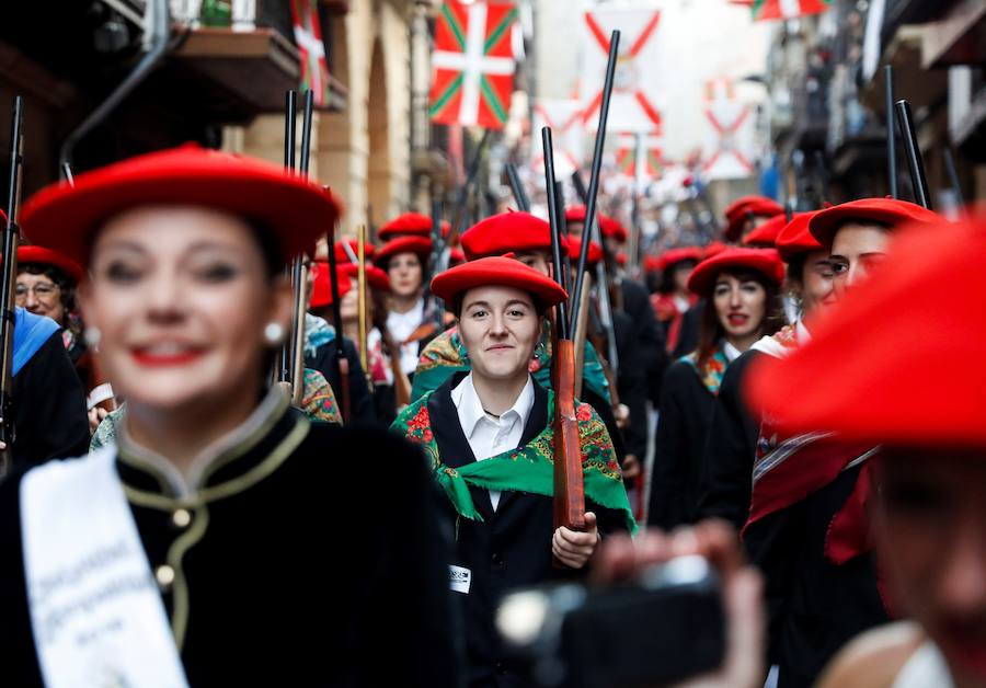 La compañía mixta Jaizkibel ha vuelto a desfilar hoy por las calles de Hondarribia en un ambiente de gran tensión, entre plásticos negros, pancartas y el sonido de silbatos con el que los partidarios del Alarde tradicional han expresado su rechazo a la participación de la mujer como soldado