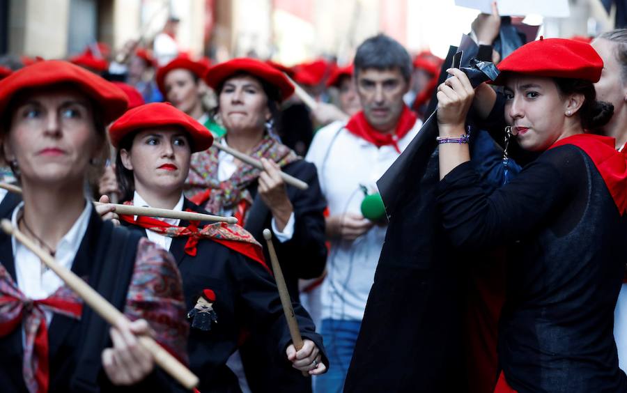 La compañía mixta Jaizkibel ha vuelto a desfilar hoy por las calles de Hondarribia en un ambiente de gran tensión, entre plásticos negros, pancartas y el sonido de silbatos con el que los partidarios del Alarde tradicional han expresado su rechazo a la participación de la mujer como soldado