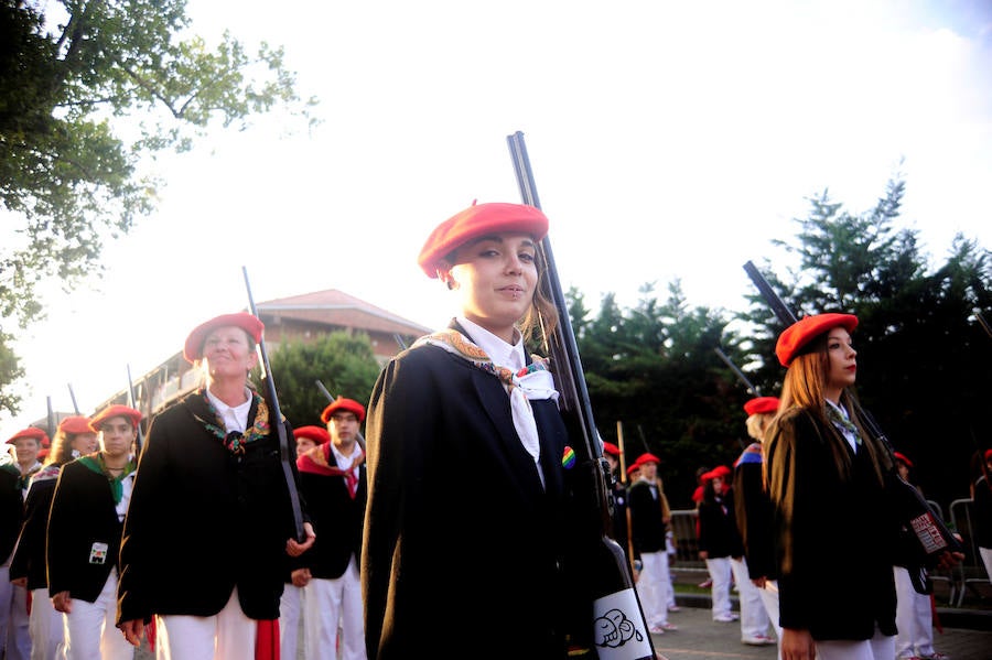 La compañía mixta Jaizkibel ha vuelto a desfilar hoy por las calles de Hondarribia en un ambiente de gran tensión, entre plásticos negros, pancartas y el sonido de silbatos con el que los partidarios del Alarde tradicional han expresado su rechazo a la participación de la mujer como soldado