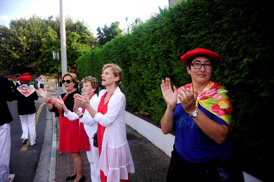 La compañía mixta Jaizkibel ha vuelto a desfilar hoy por las calles de Hondarribia en un ambiente de gran tensión, entre plásticos negros, pancartas y el sonido de silbatos con el que los partidarios del Alarde tradicional han expresado su rechazo a la participación de la mujer como soldado