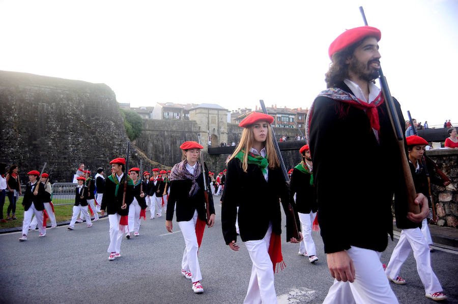 La compañía mixta Jaizkibel ha vuelto a desfilar hoy por las calles de Hondarribia en un ambiente de gran tensión, entre plásticos negros, pancartas y el sonido de silbatos con el que los partidarios del Alarde tradicional han expresado su rechazo a la participación de la mujer como soldado