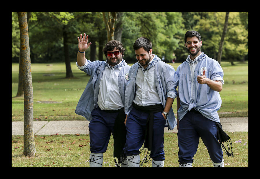 La jornada ha arrancado esta mañana con la visita a 33 mojones e incluye una alubiada popular, música, juegos infantiles y deporte rural