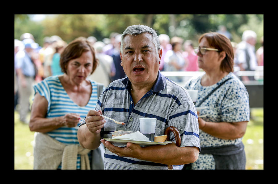 La jornada ha arrancado esta mañana con la visita a 33 mojones e incluye una alubiada popular, música, juegos infantiles y deporte rural