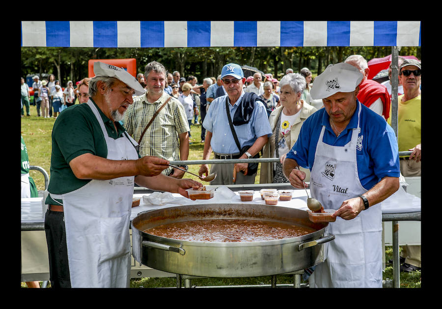 La jornada ha arrancado esta mañana con la visita a 33 mojones e incluye una alubiada popular, música, juegos infantiles y deporte rural