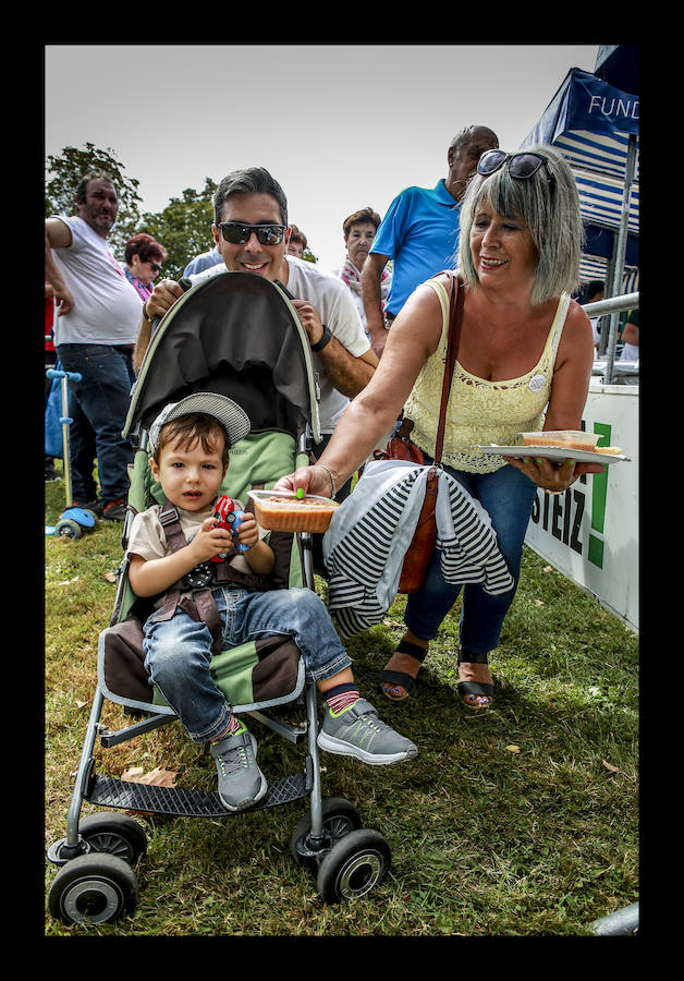 La jornada ha arrancado esta mañana con la visita a 33 mojones e incluye una alubiada popular, música, juegos infantiles y deporte rural