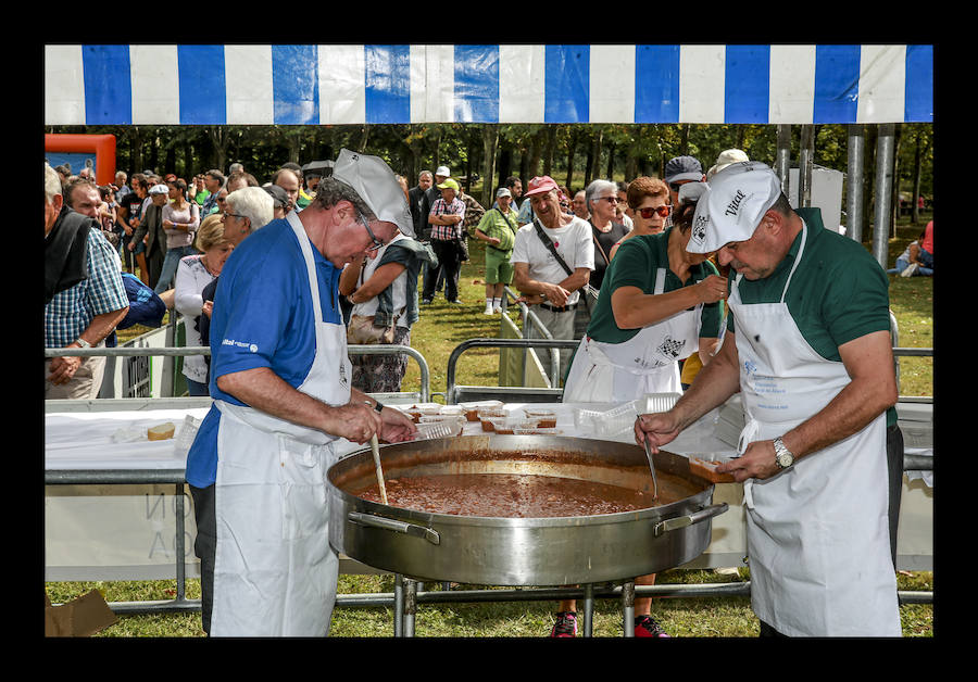La jornada ha arrancado esta mañana con la visita a 33 mojones e incluye una alubiada popular, música, juegos infantiles y deporte rural