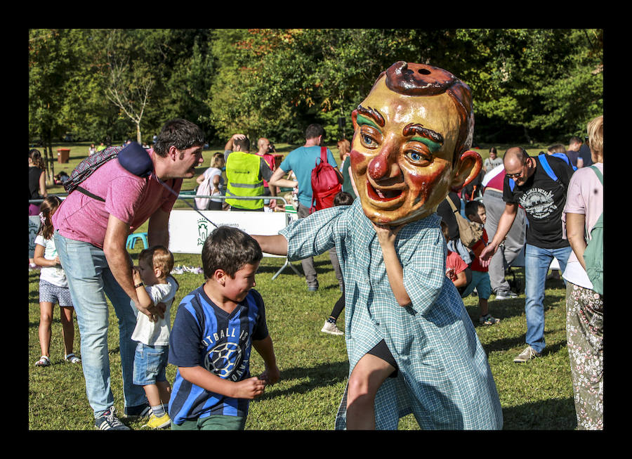 La jornada ha arrancado esta mañana con la visita a 33 mojones e incluye una alubiada popular, música, juegos infantiles y deporte rural