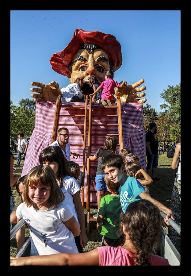 La jornada ha arrancado esta mañana con la visita a 33 mojones e incluye una alubiada popular, música, juegos infantiles y deporte rural