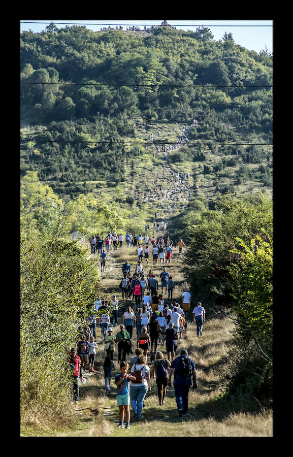 La jornada ha arrancado esta mañana con la visita a 33 mojones e incluye una alubiada popular, música, juegos infantiles y deporte rural