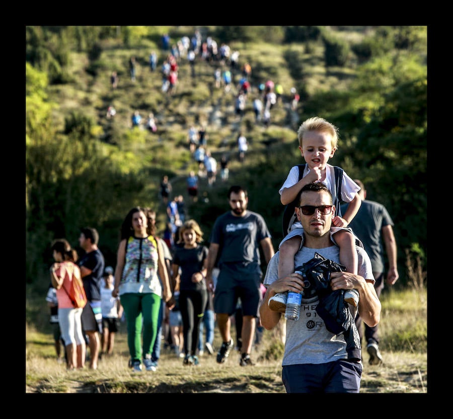 La jornada ha arrancado esta mañana con la visita a 33 mojones e incluye una alubiada popular, música, juegos infantiles y deporte rural