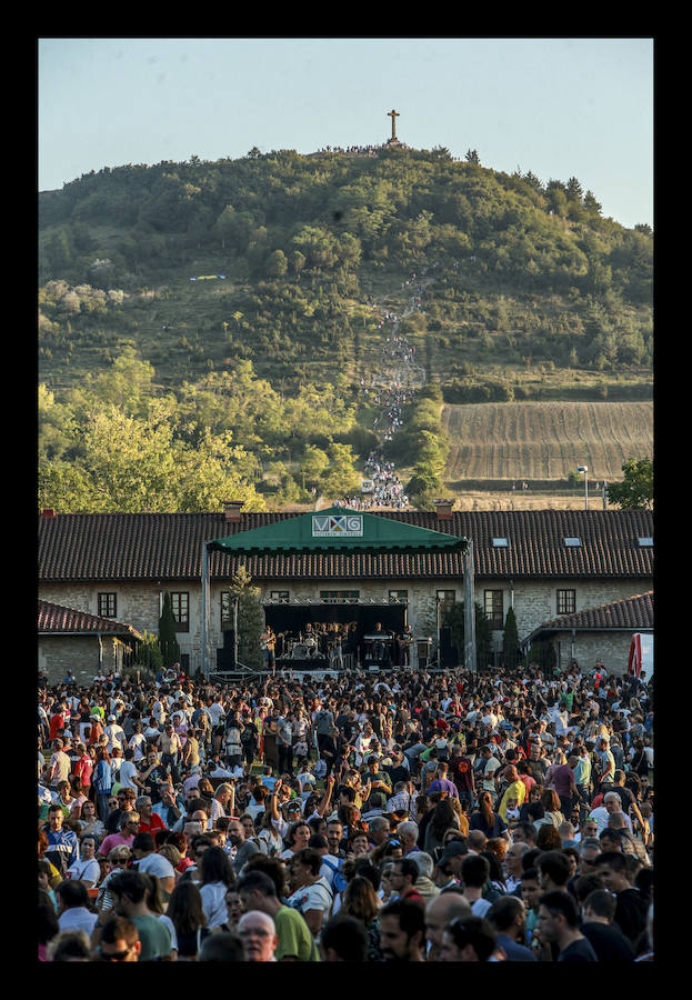 La jornada ha arrancado esta mañana con la visita a 33 mojones e incluye una alubiada popular, música, juegos infantiles y deporte rural
