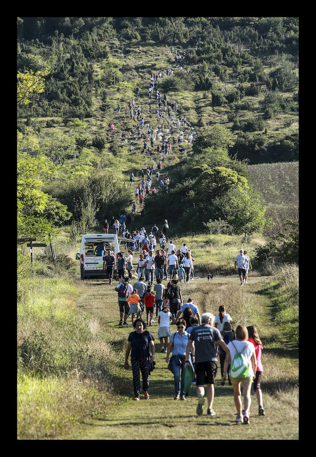 La jornada ha arrancado esta mañana con la visita a 33 mojones e incluye una alubiada popular, música, juegos infantiles y deporte rural