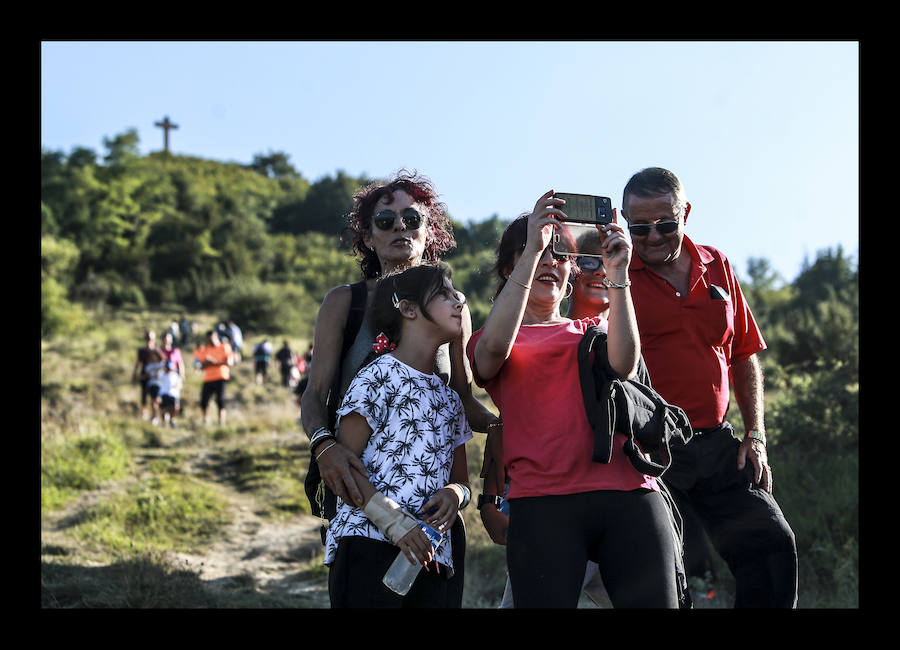 La jornada ha arrancado esta mañana con la visita a 33 mojones e incluye una alubiada popular, música, juegos infantiles y deporte rural