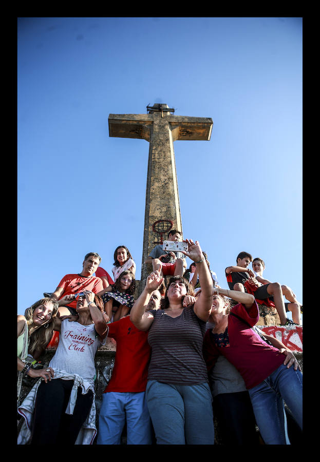 La jornada ha arrancado esta mañana con la visita a 33 mojones e incluye una alubiada popular, música, juegos infantiles y deporte rural
