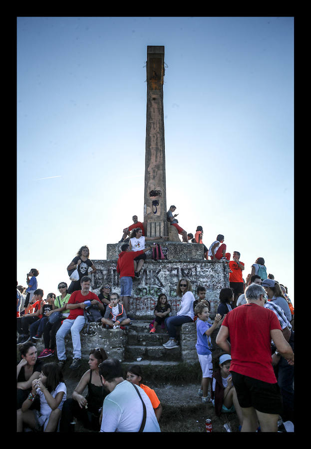La jornada ha arrancado esta mañana con la visita a 33 mojones e incluye una alubiada popular, música, juegos infantiles y deporte rural